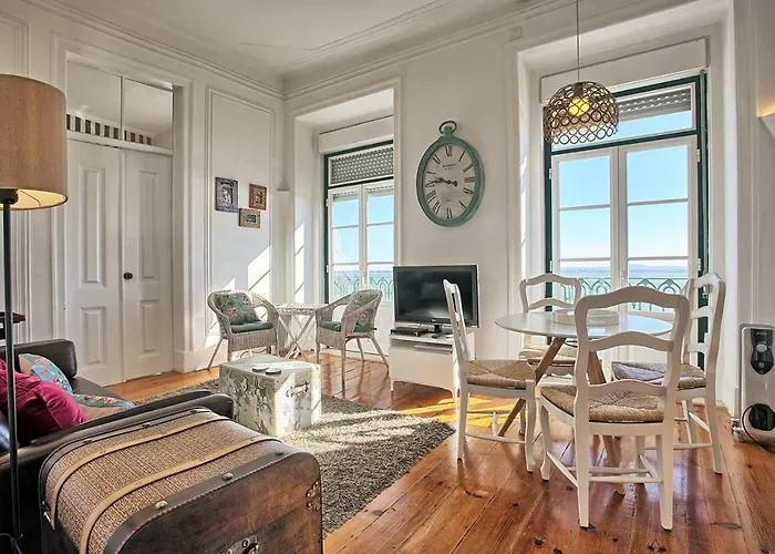 Localtraveling Alfama River View - Family *