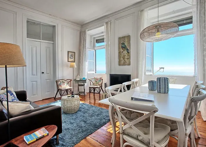 Localtraveling Alfama River View - Family