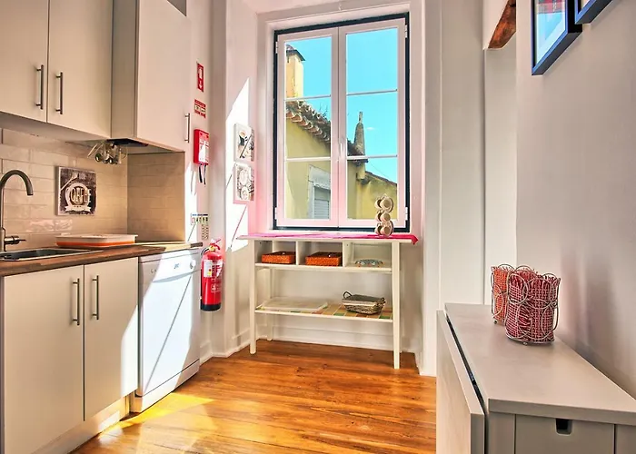 Localtraveling Alfama River View - Family *