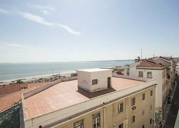 Localtraveling Alfama River View - Family