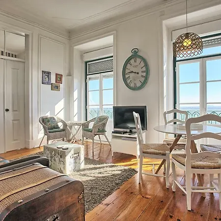 Localtraveling Alfama River View - Family *