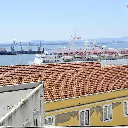 Localtraveling Alfama River View - Family