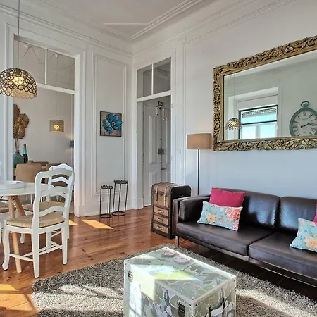 Localtraveling Alfama River View - Family *