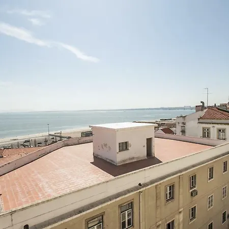 Localtraveling Alfama River View - Family