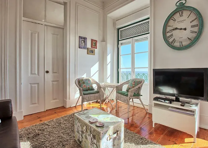 Localtraveling Alfama River View - Family