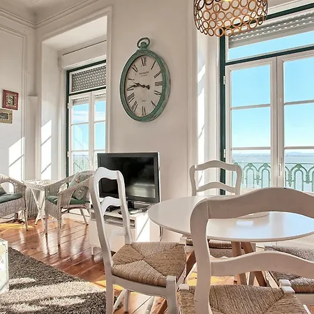 Апартаменты Localtraveling Alfama River View - Family Лиссабон
